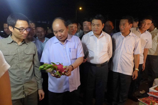 Thủ tướng Nguyễn Xuân Phúc kiểm tra chợ Long Biên lúc sáng sớm